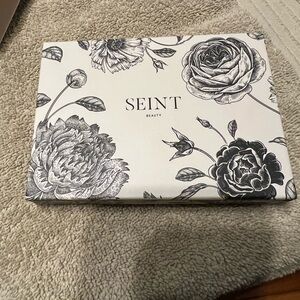 NWT seint makeup compact